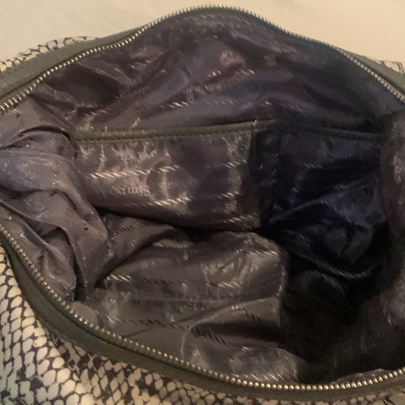 Vera Wang hobo bag * 2 front zipper pockets
Side Pockets on each side Grey liner - Picture 4 of 4
